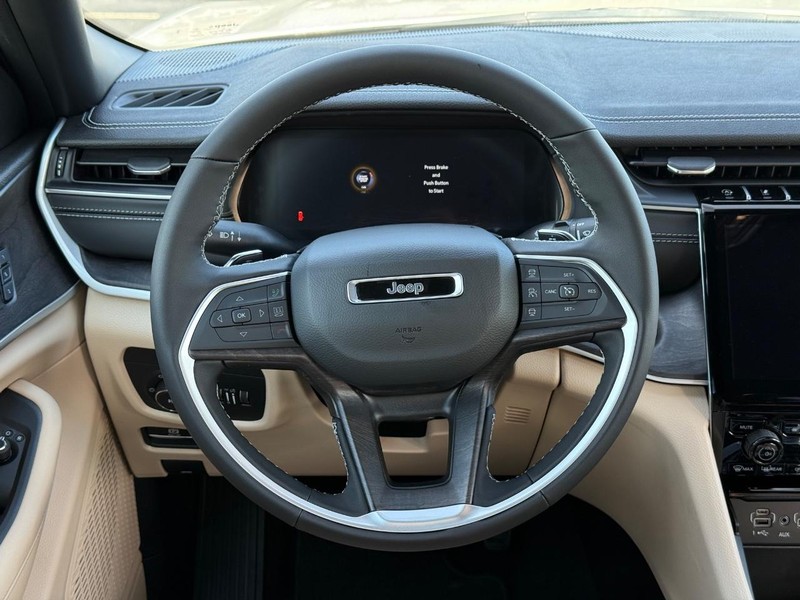 Jeep Grand Cherokee Vehicle Full-screen Gallery Image 14