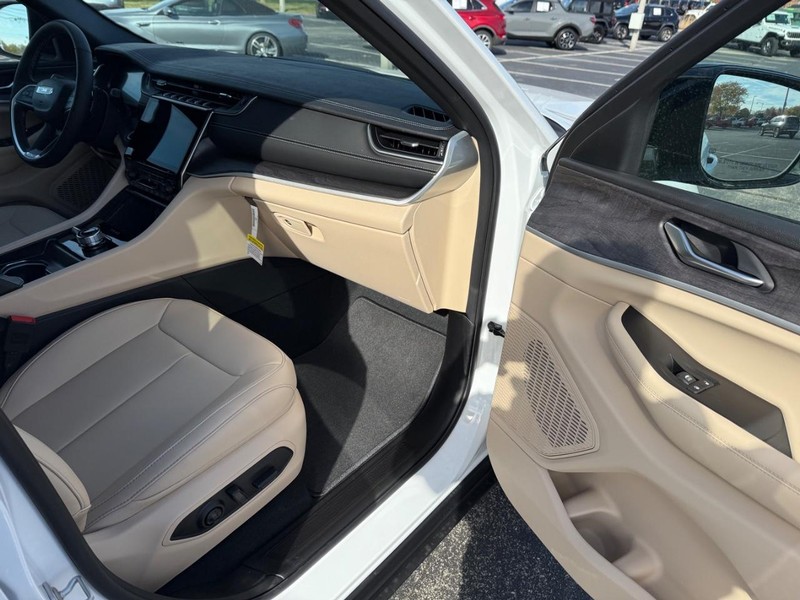 Jeep Grand Cherokee Vehicle Full-screen Gallery Image 15