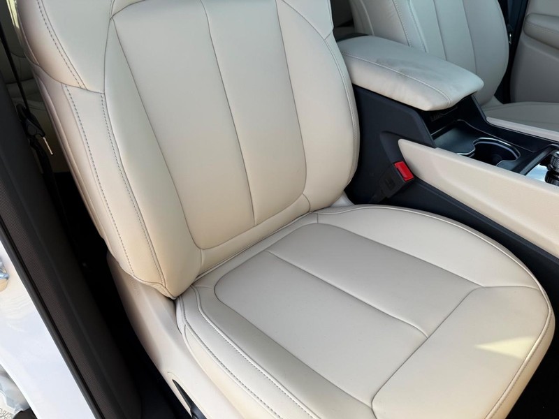 Jeep Grand Cherokee Vehicle Full-screen Gallery Image 16