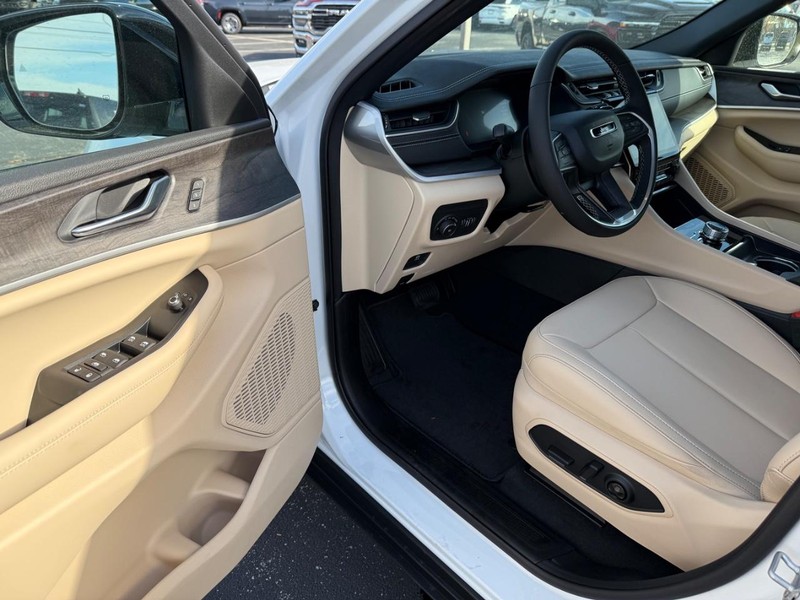 Jeep Grand Cherokee Vehicle Full-screen Gallery Image 17