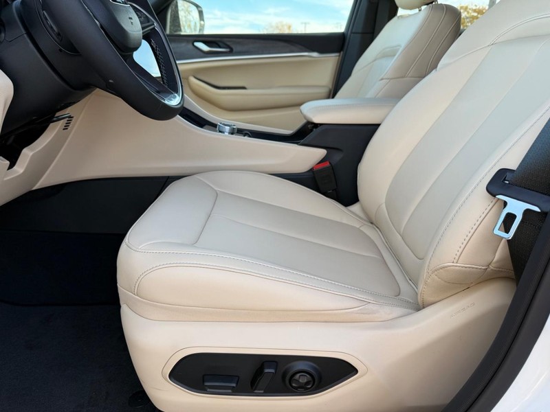 Jeep Grand Cherokee Vehicle Full-screen Gallery Image 18