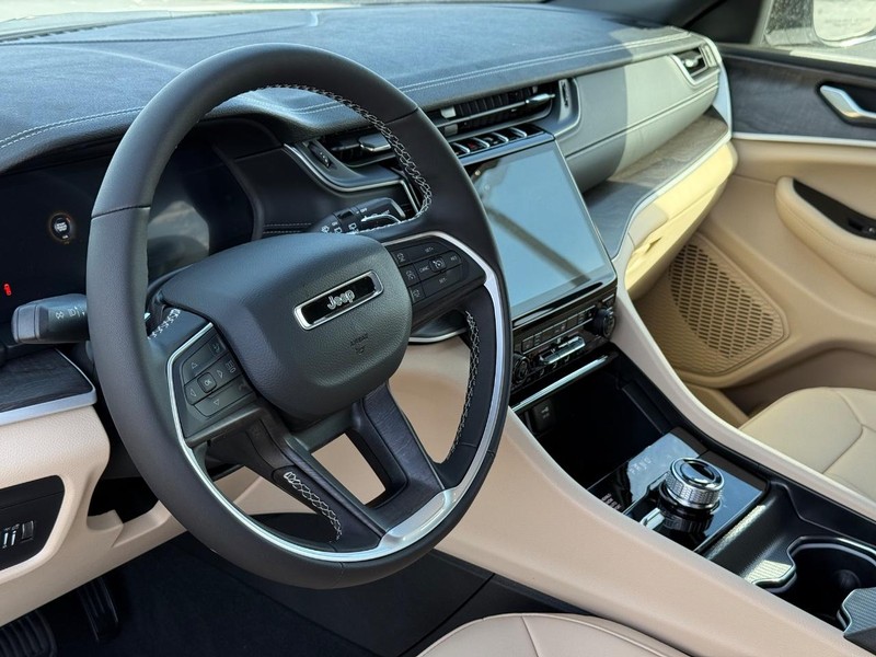 Jeep Grand Cherokee Vehicle Full-screen Gallery Image 19