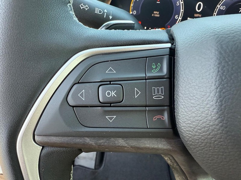 Jeep Grand Cherokee Vehicle Full-screen Gallery Image 20