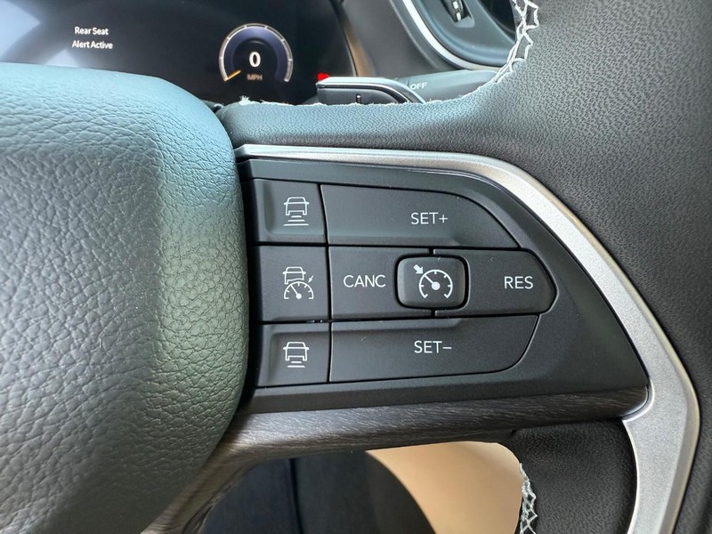 Jeep Grand Cherokee Vehicle Full-screen Gallery Image 21