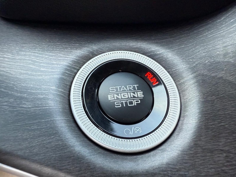 Jeep Grand Cherokee Vehicle Full-screen Gallery Image 22