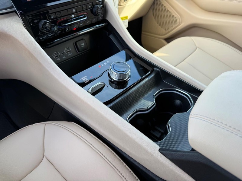 Jeep Grand Cherokee Vehicle Full-screen Gallery Image 27