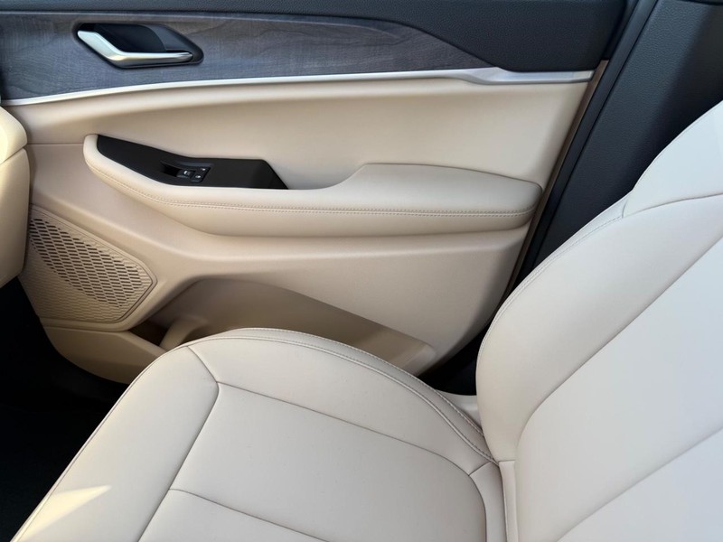 Jeep Grand Cherokee Vehicle Full-screen Gallery Image 28