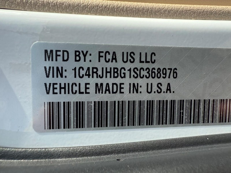 Jeep Grand Cherokee Vehicle Full-screen Gallery Image 32