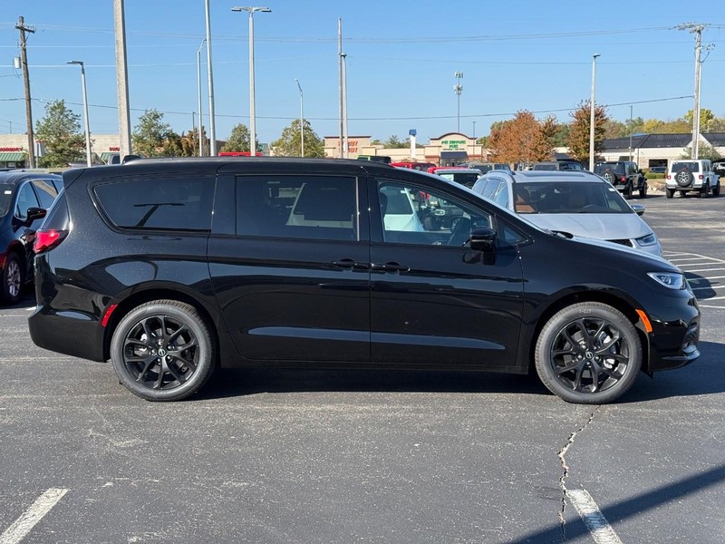 Chrysler Pacifica Vehicle Full-screen Gallery Image 2