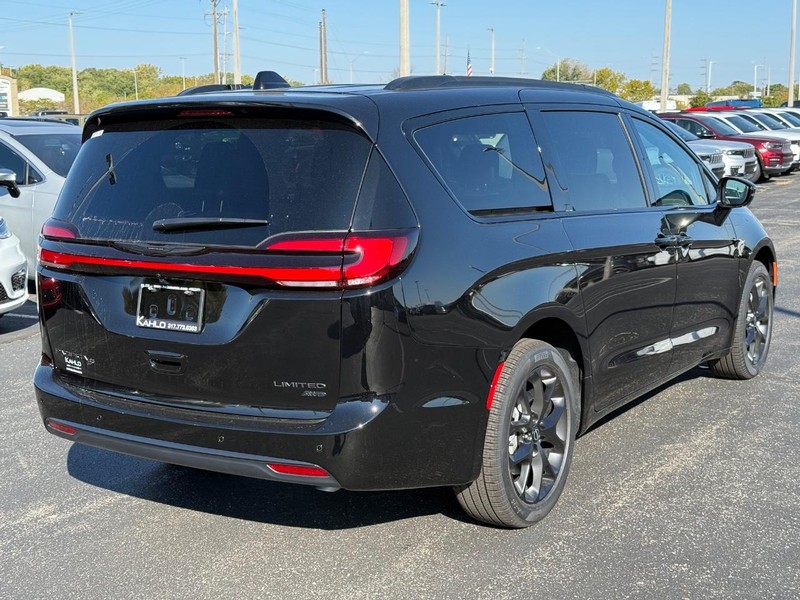 Chrysler Pacifica Vehicle Full-screen Gallery Image 3