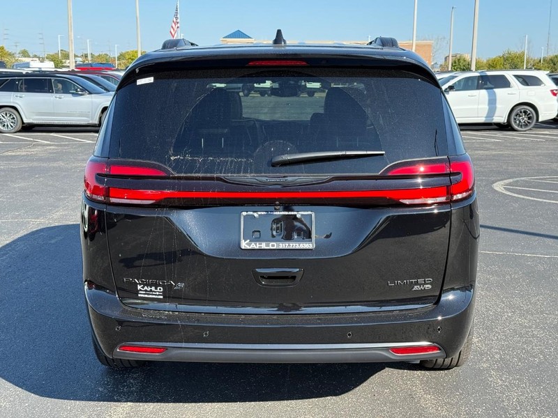 Chrysler Pacifica Vehicle Full-screen Gallery Image 4