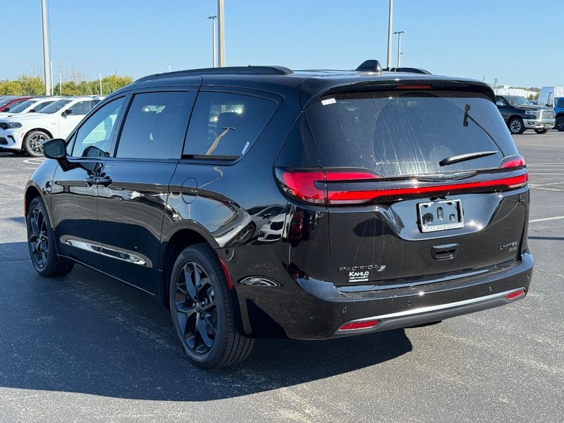 Chrysler Pacifica Vehicle Full-screen Gallery Image 5