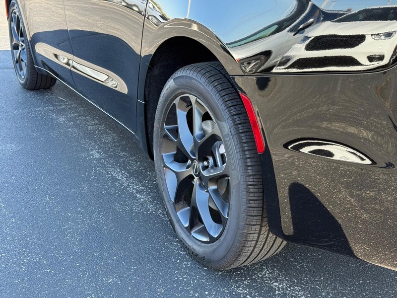 Chrysler Pacifica Vehicle Full-screen Gallery Image 6