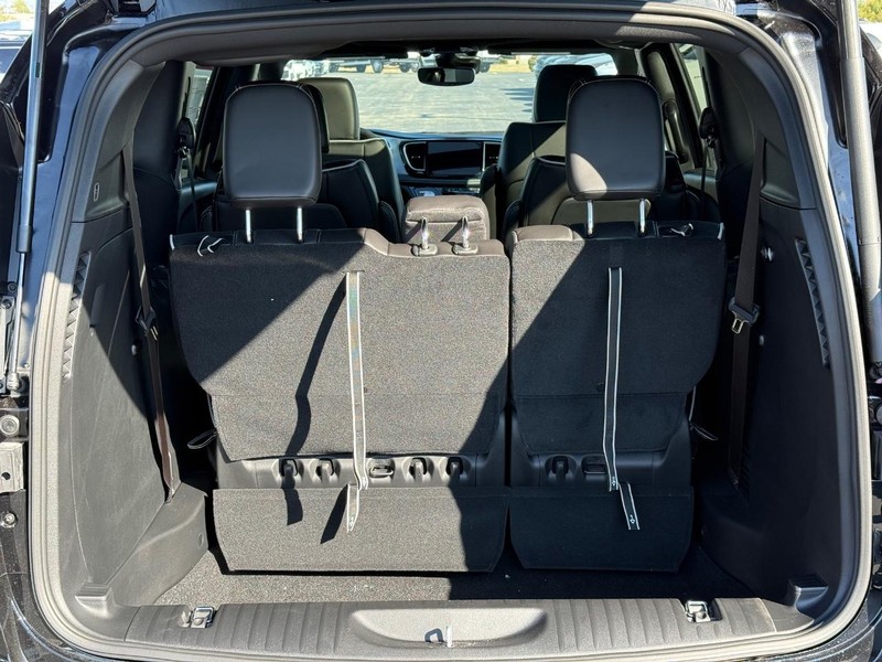 Chrysler Pacifica Vehicle Full-screen Gallery Image 7