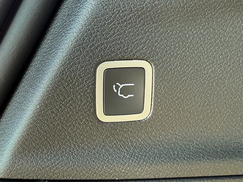 Chrysler Pacifica Vehicle Full-screen Gallery Image 8