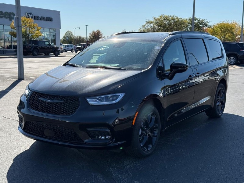 Chrysler Pacifica Vehicle Full-screen Gallery Image 9