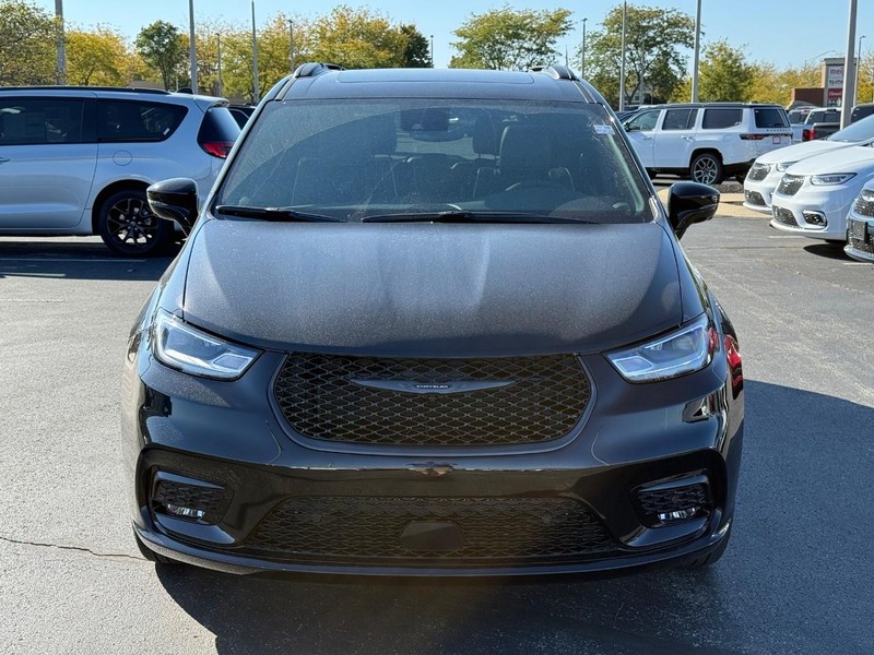 Chrysler Pacifica Vehicle Full-screen Gallery Image 10