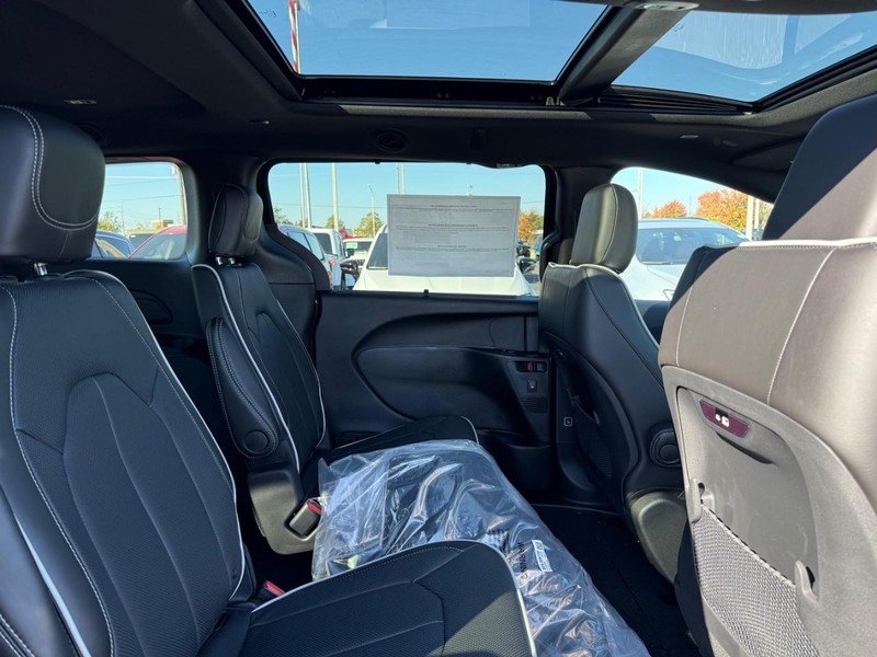 Chrysler Pacifica Vehicle Full-screen Gallery Image 11