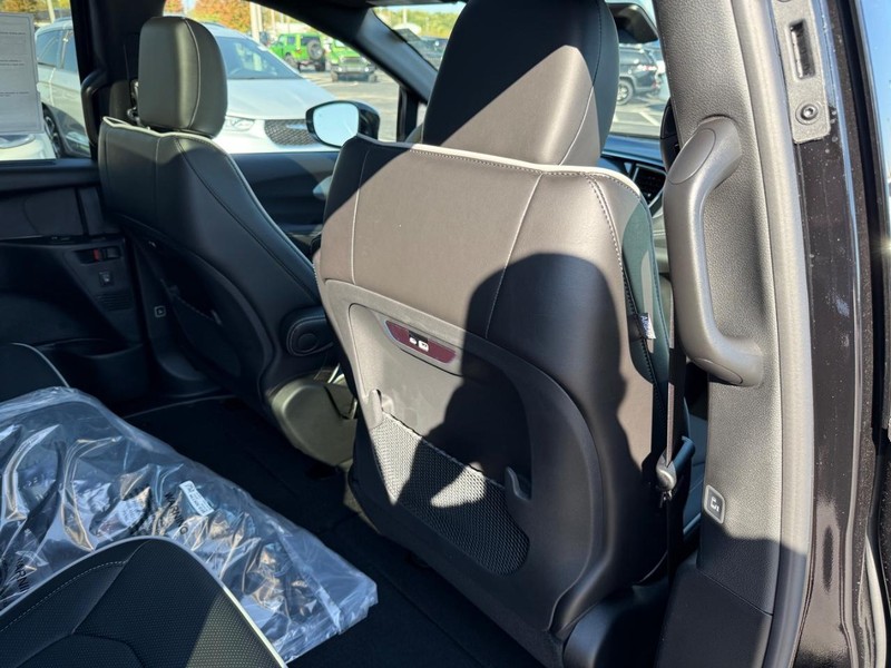 Chrysler Pacifica Vehicle Full-screen Gallery Image 12