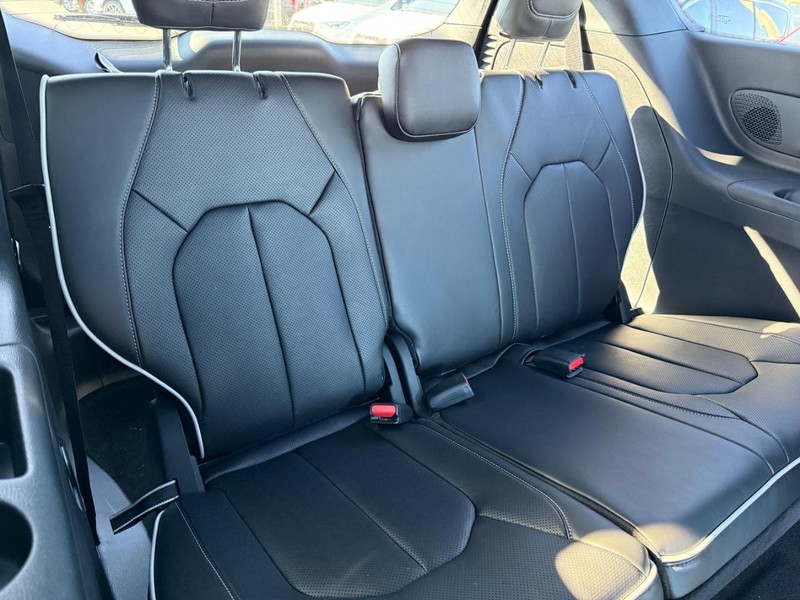 Chrysler Pacifica Vehicle Full-screen Gallery Image 13