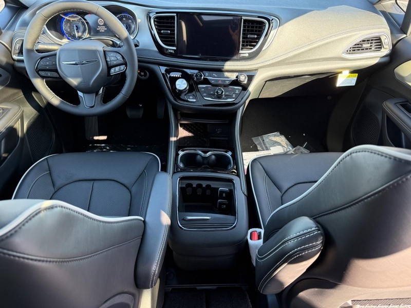 Chrysler Pacifica Vehicle Full-screen Gallery Image 15