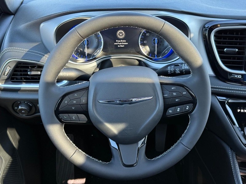 Chrysler Pacifica Vehicle Full-screen Gallery Image 16