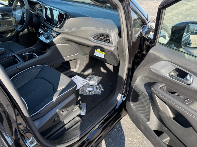 Chrysler Pacifica Vehicle Full-screen Gallery Image 17