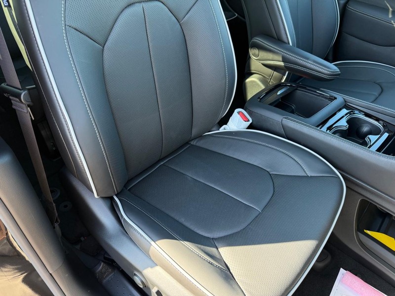 Chrysler Pacifica Vehicle Full-screen Gallery Image 18