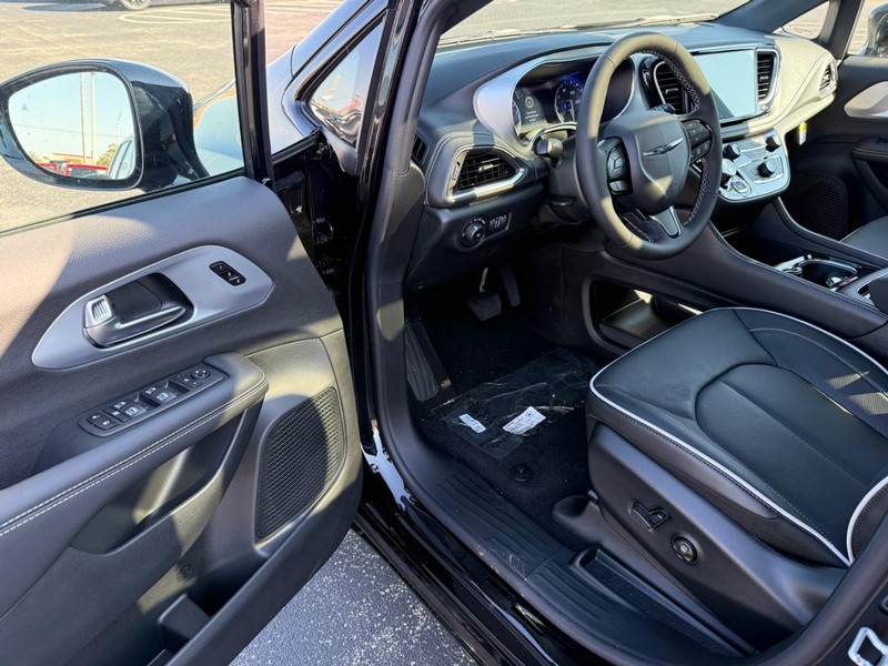 Chrysler Pacifica Vehicle Full-screen Gallery Image 19