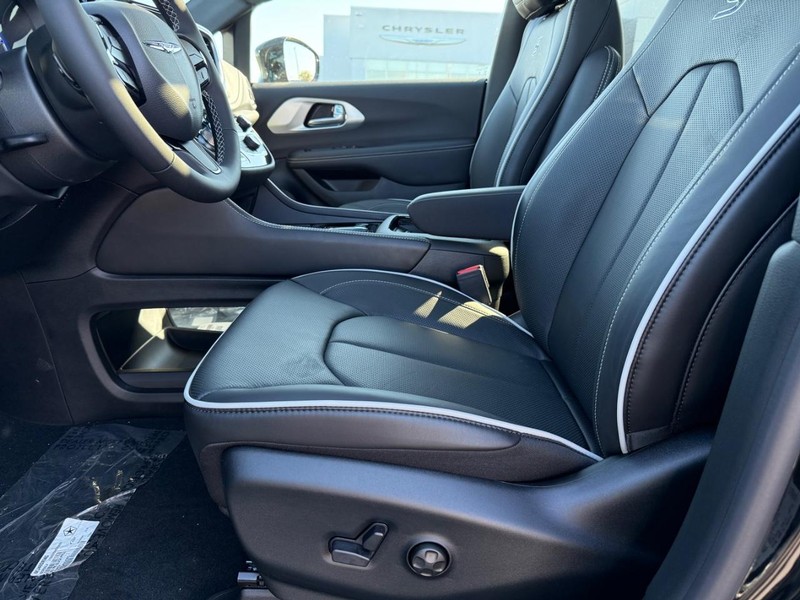 Chrysler Pacifica Vehicle Full-screen Gallery Image 20