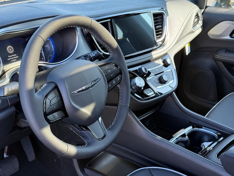 Chrysler Pacifica Vehicle Full-screen Gallery Image 21