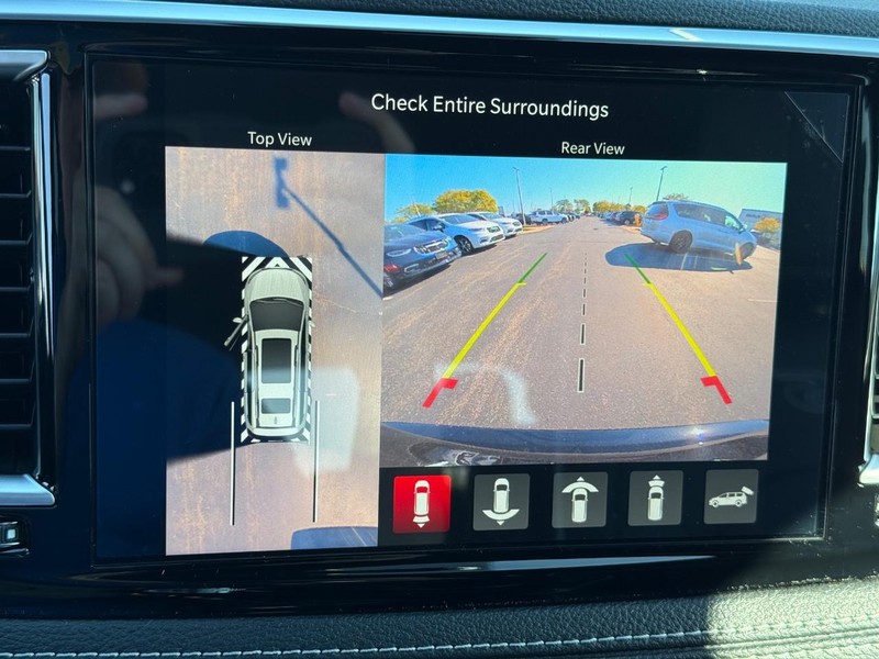 Chrysler Pacifica Vehicle Full-screen Gallery Image 26