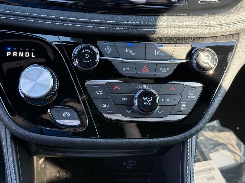 Chrysler Pacifica Vehicle Full-screen Gallery Image 27