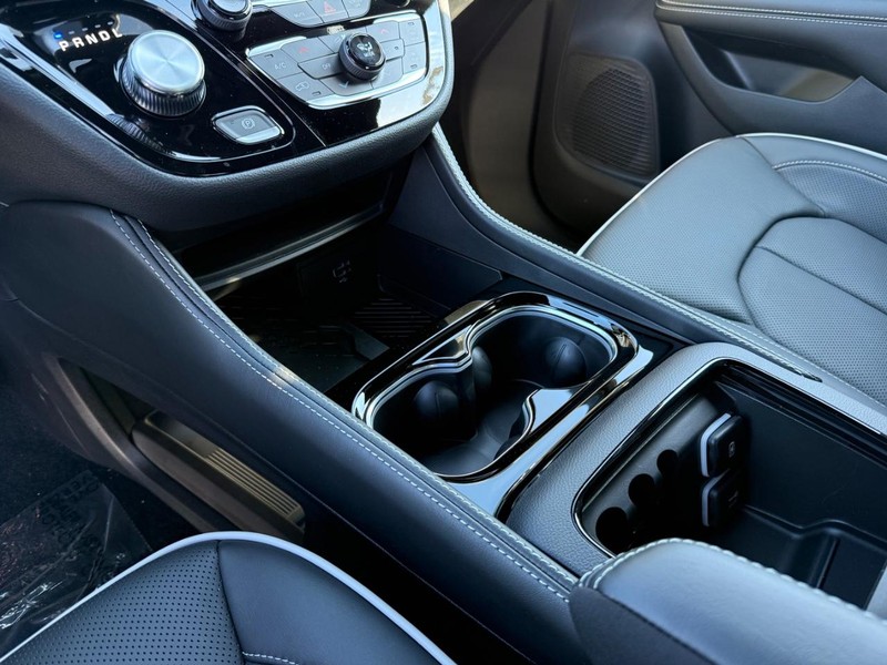 Chrysler Pacifica Vehicle Full-screen Gallery Image 28