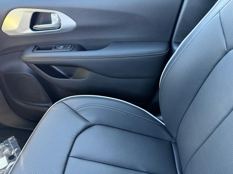 Chrysler Pacifica Vehicle Full-screen Gallery Image 29