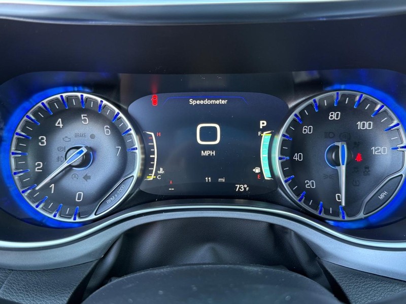 Chrysler Pacifica Vehicle Full-screen Gallery Image 30