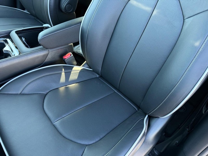 Chrysler Pacifica Vehicle Full-screen Gallery Image 32