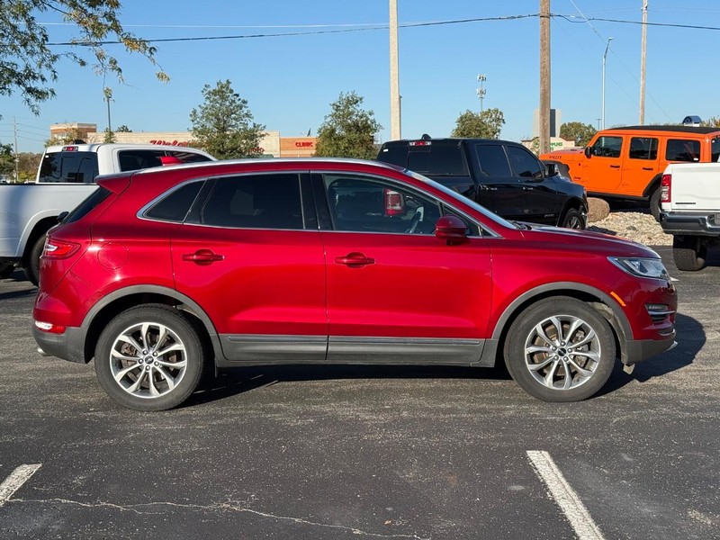 Lincoln MKC Vehicle Full-screen Gallery Image 2
