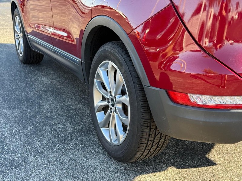 Lincoln MKC Vehicle Full-screen Gallery Image 6