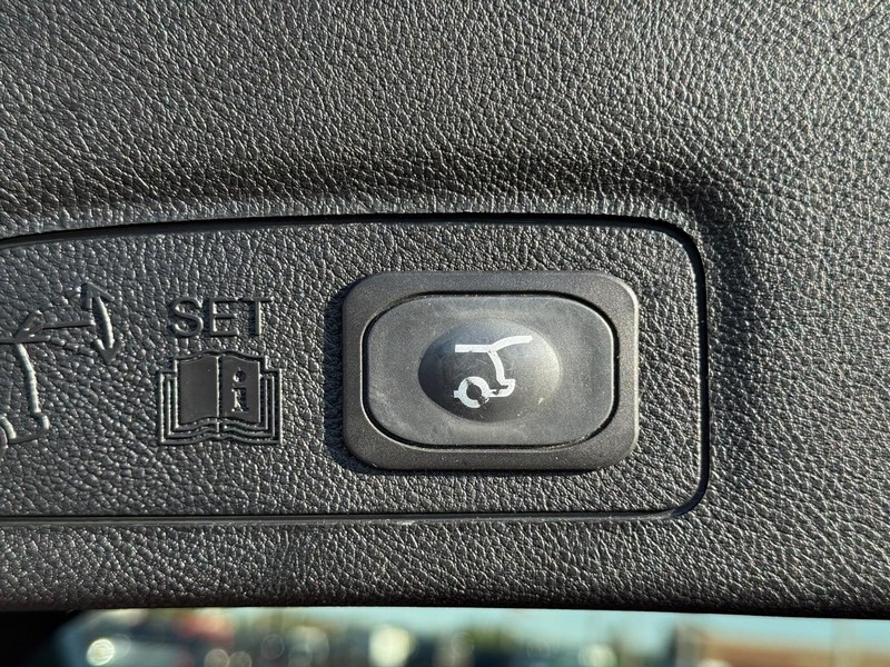 Lincoln MKC Vehicle Full-screen Gallery Image 8