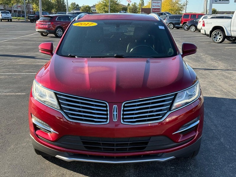 Lincoln MKC Vehicle Full-screen Gallery Image 10