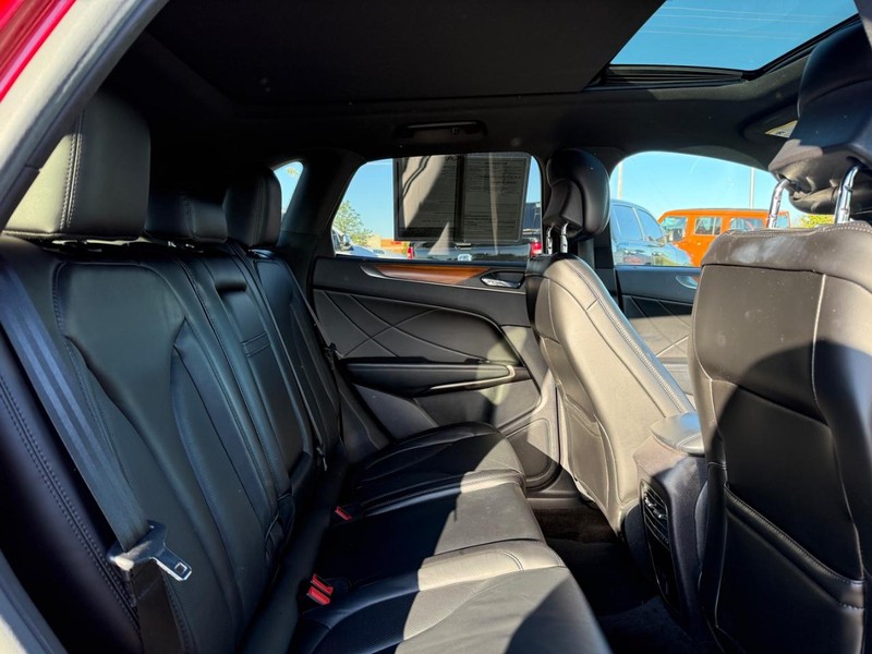 Lincoln MKC Vehicle Full-screen Gallery Image 11