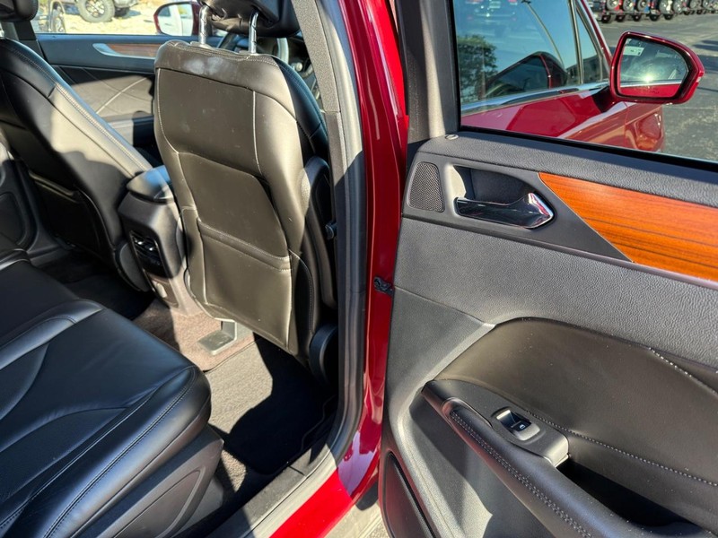 Lincoln MKC Vehicle Full-screen Gallery Image 12