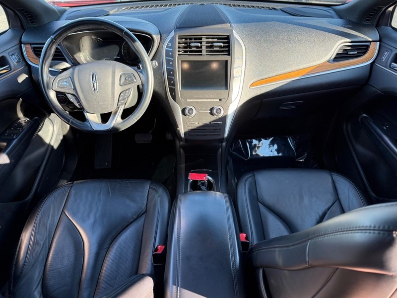 Lincoln MKC Vehicle Full-screen Gallery Image 14