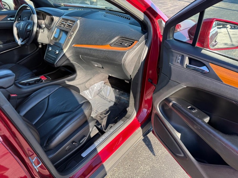 Lincoln MKC Vehicle Full-screen Gallery Image 16