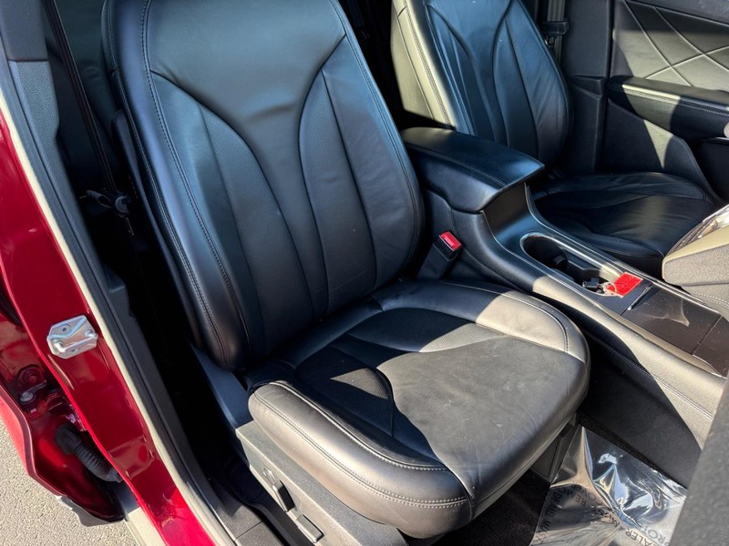 Lincoln MKC Vehicle Full-screen Gallery Image 17