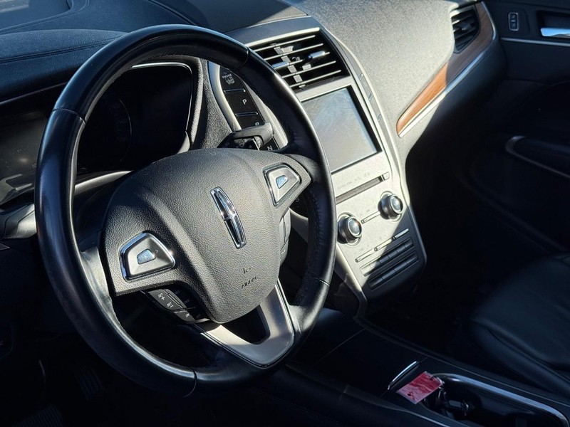 Lincoln MKC Vehicle Full-screen Gallery Image 20