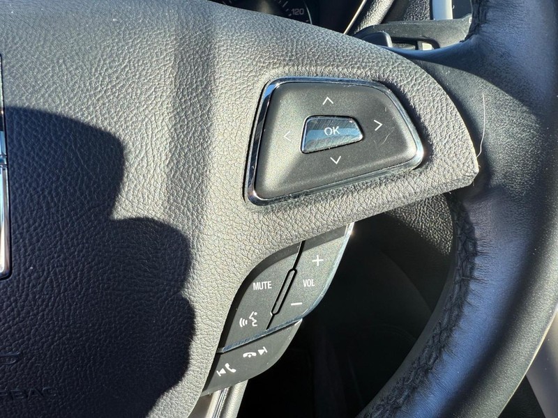 Lincoln MKC Vehicle Full-screen Gallery Image 22