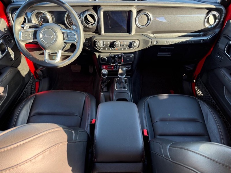 Jeep Wrangler Vehicle Full-screen Gallery Image 12