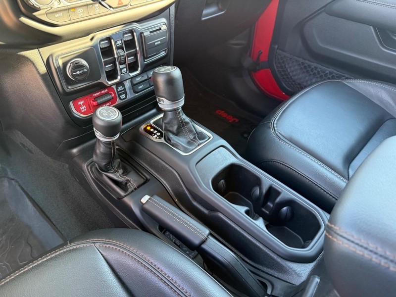 Jeep Wrangler Vehicle Full-screen Gallery Image 26